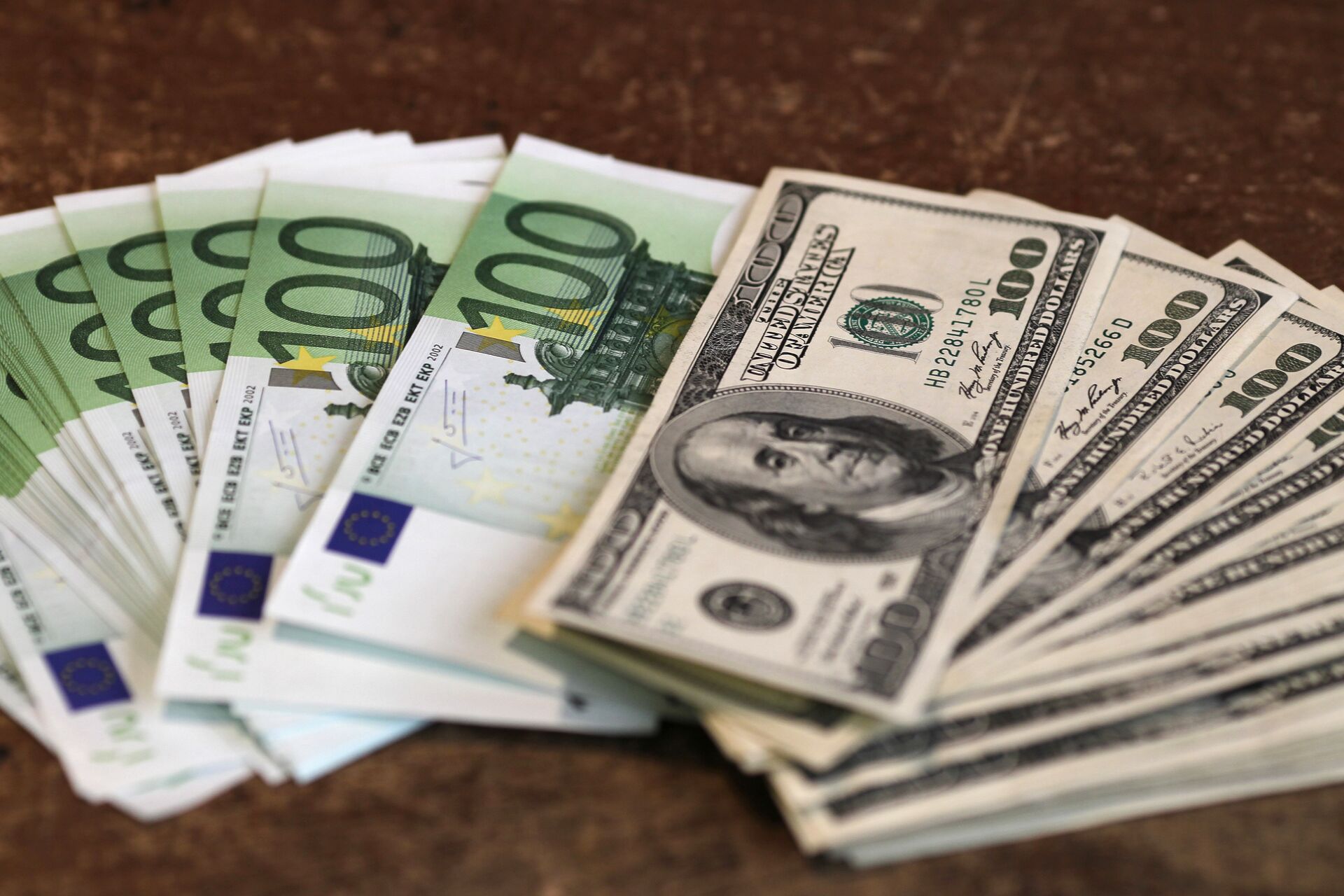Иностранной валюты в качестве валюты. Доллар и евро. Доллары и евро картинки. Деньги евро доллары. Картинки деньги доллары евро.
