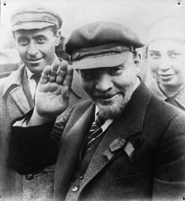 Владимир Ильич Ленин на закладке памятника Освобождённый труд