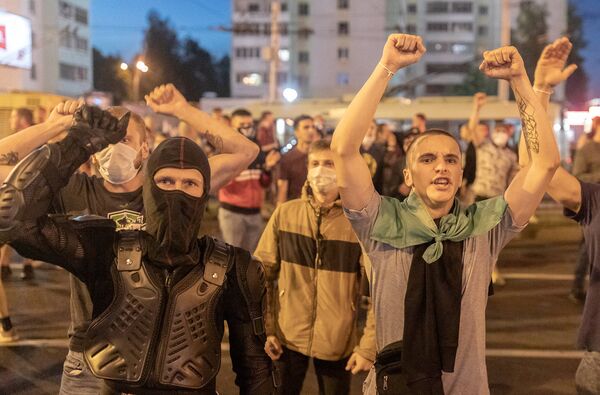 Сторонники белорусской оппозиции протестуют против результатов президентских выборов в Минске