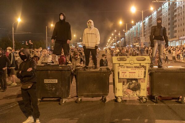 Сторонники белорусской оппозиции протестуют против результатов президентских выборов в Минске