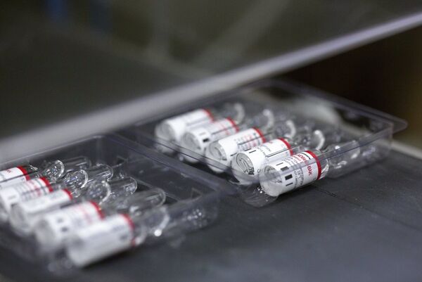 Производство вакцины от COVID-19 на фармацевтическом заводе Биннофарм