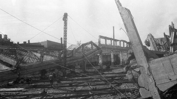 Один из цехов Харьковского тракторного завода после бомбардировки немецкой авиацией.