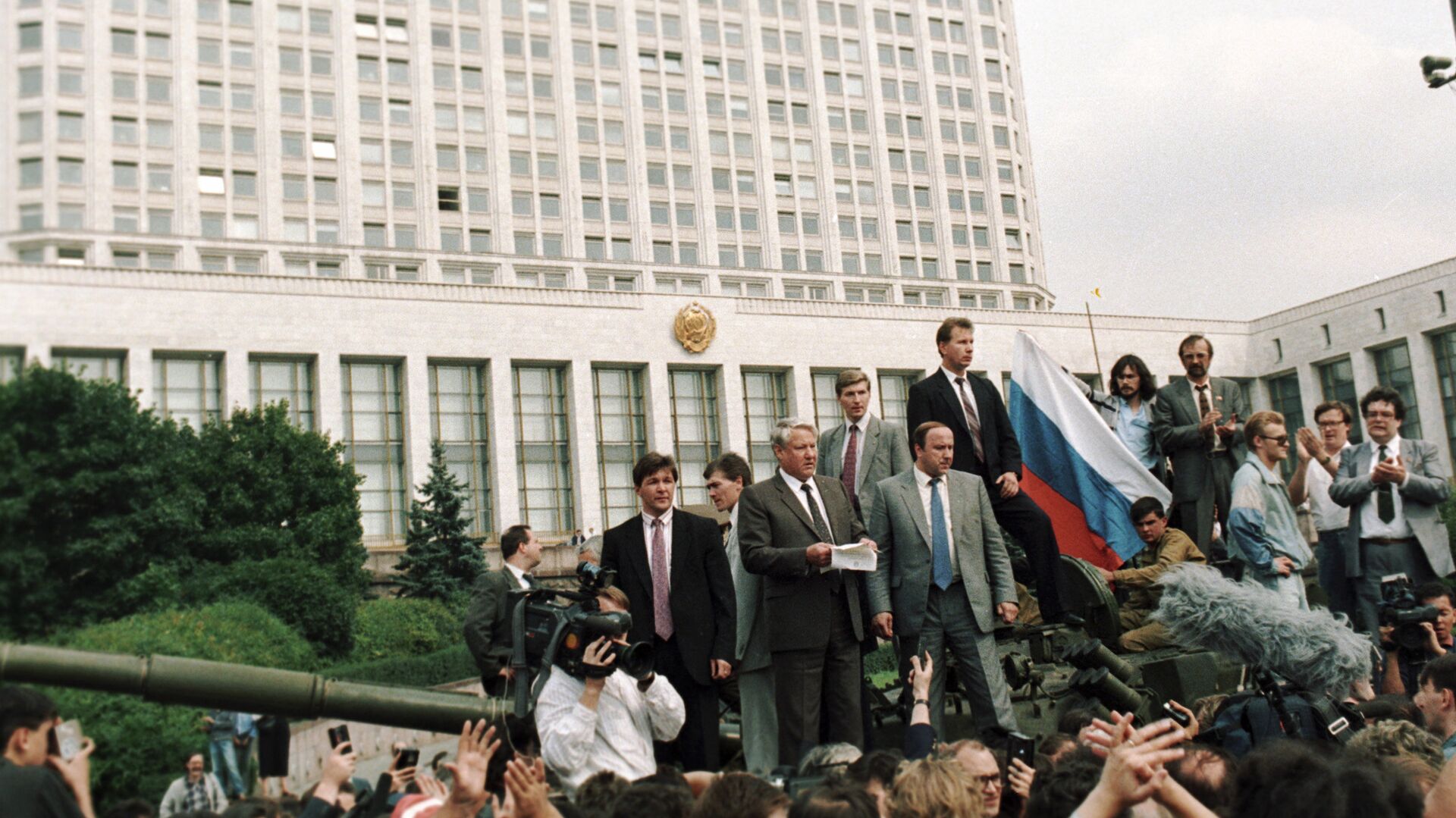 Президент России Борис Ельцин (2 слева)выступает у здания Совета Министров РСФСР во время попытки государственного переворота в августе 1991 года. - РИА Новости, 1920, 23.06.2021