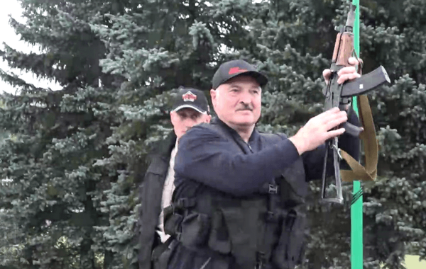 Лукашенко автомат бронежилет