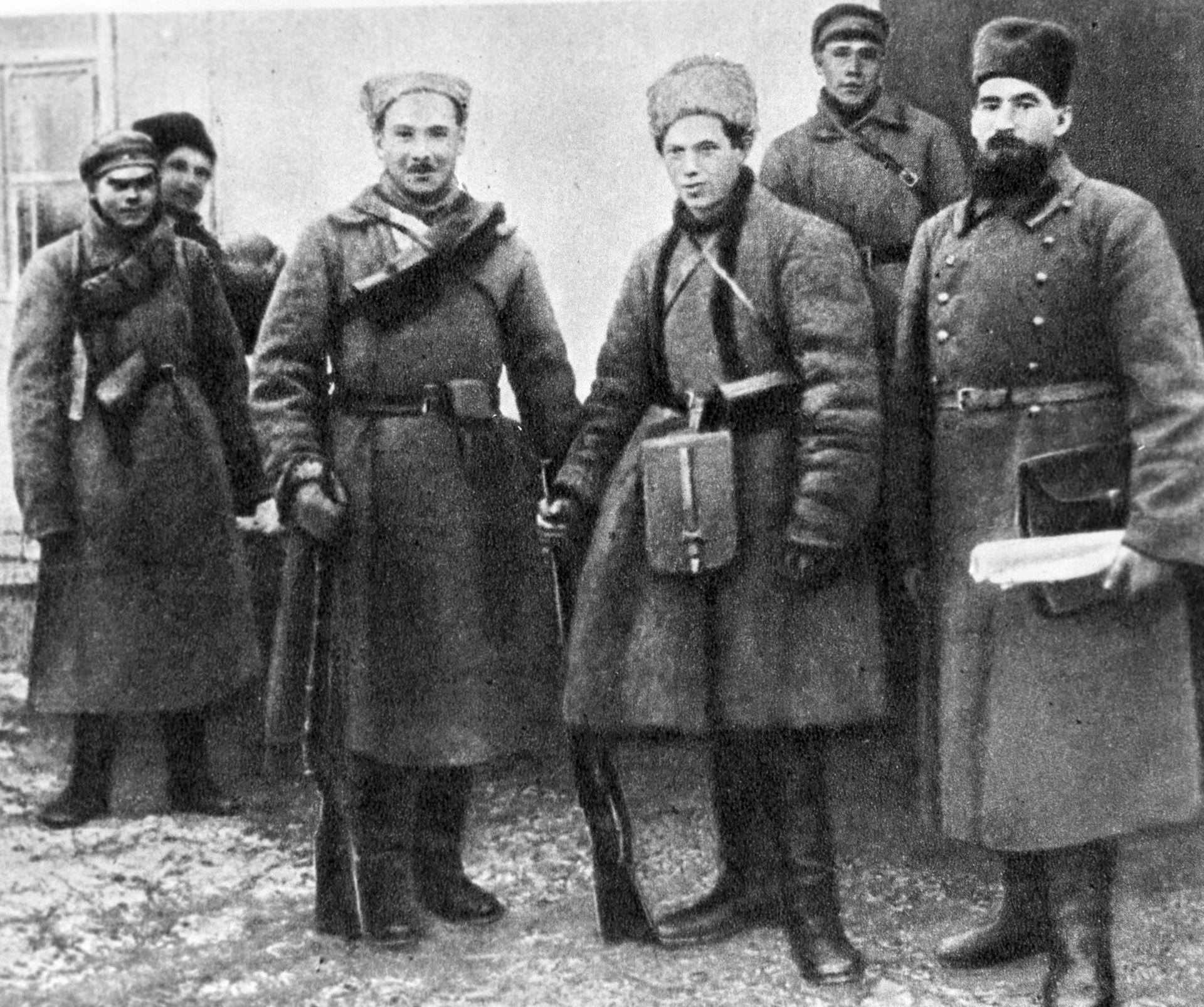  Член РВС 8-ой армии Южного фронта Иона Эммануилович Якир (в первом ряду в центре) с группой бойцов и командиров. Ноябрь 1919 года - РИА Новости, 1920, 10.08.2026