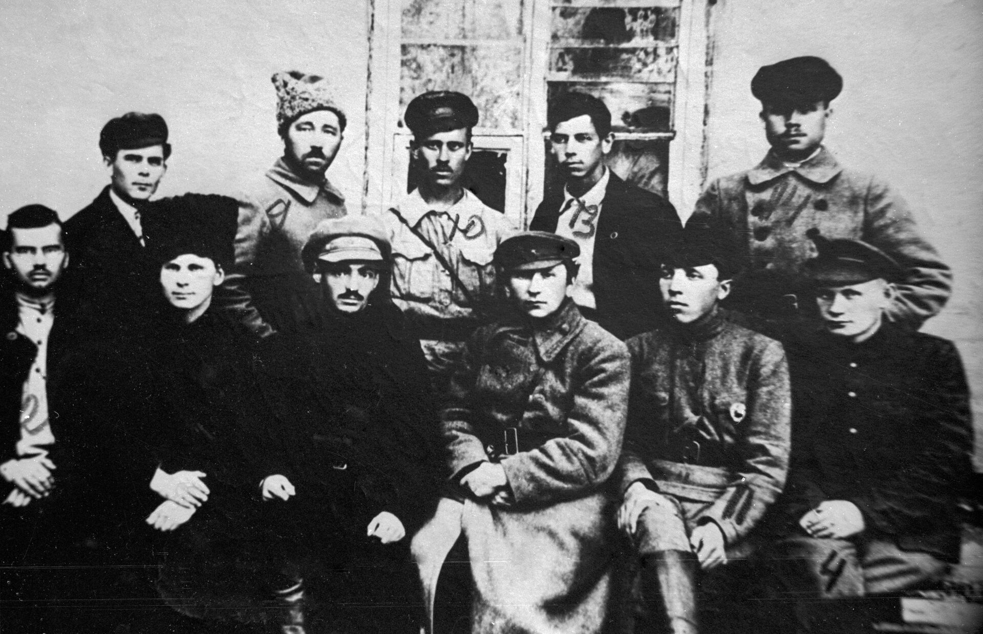 Чешский писатель-коммунист Ярослав Гашек (сидит 3-й справа) среди работников политотдела 5-й армии - РИА Новости, 1920, 21.09.2025