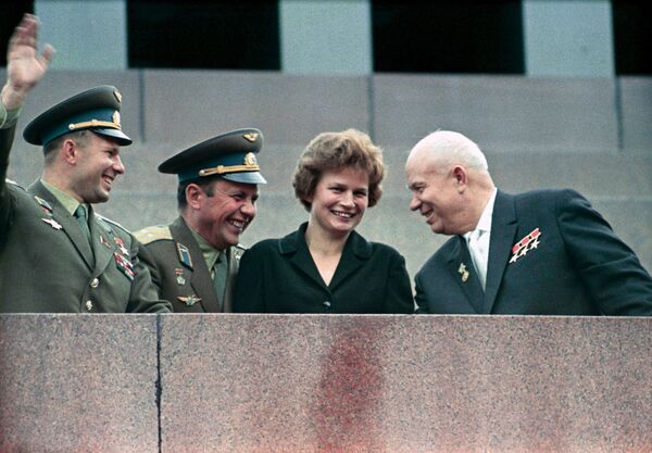 Космонавты Гагарин, Попович и Терешкова с генсеком Хрущевым на трибуне мавзолея