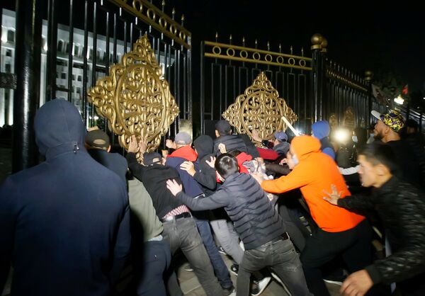Протестующие пытаются ворваться в здание правительства
