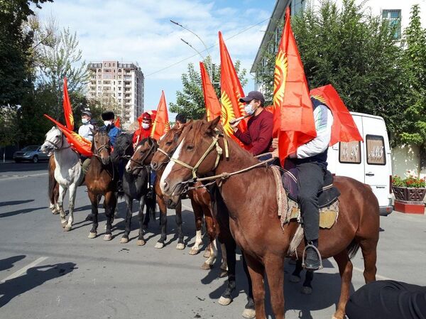Сторонники президента Киргизии Сооронбая Жээнбекова стягиваются на митинг в Оше