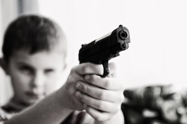 ребенок пистолет