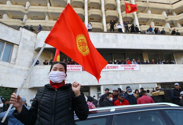 Сторонники премьер-министра Кыргызстана Садыра Жапарова на митинге в Бишкеке