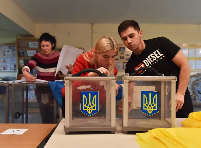 © РИА Новости . Стрингер / Подготовка избирательных участков на Украине к региональным выборам От победы до ликвидации. Сценарии будущего Зеленского