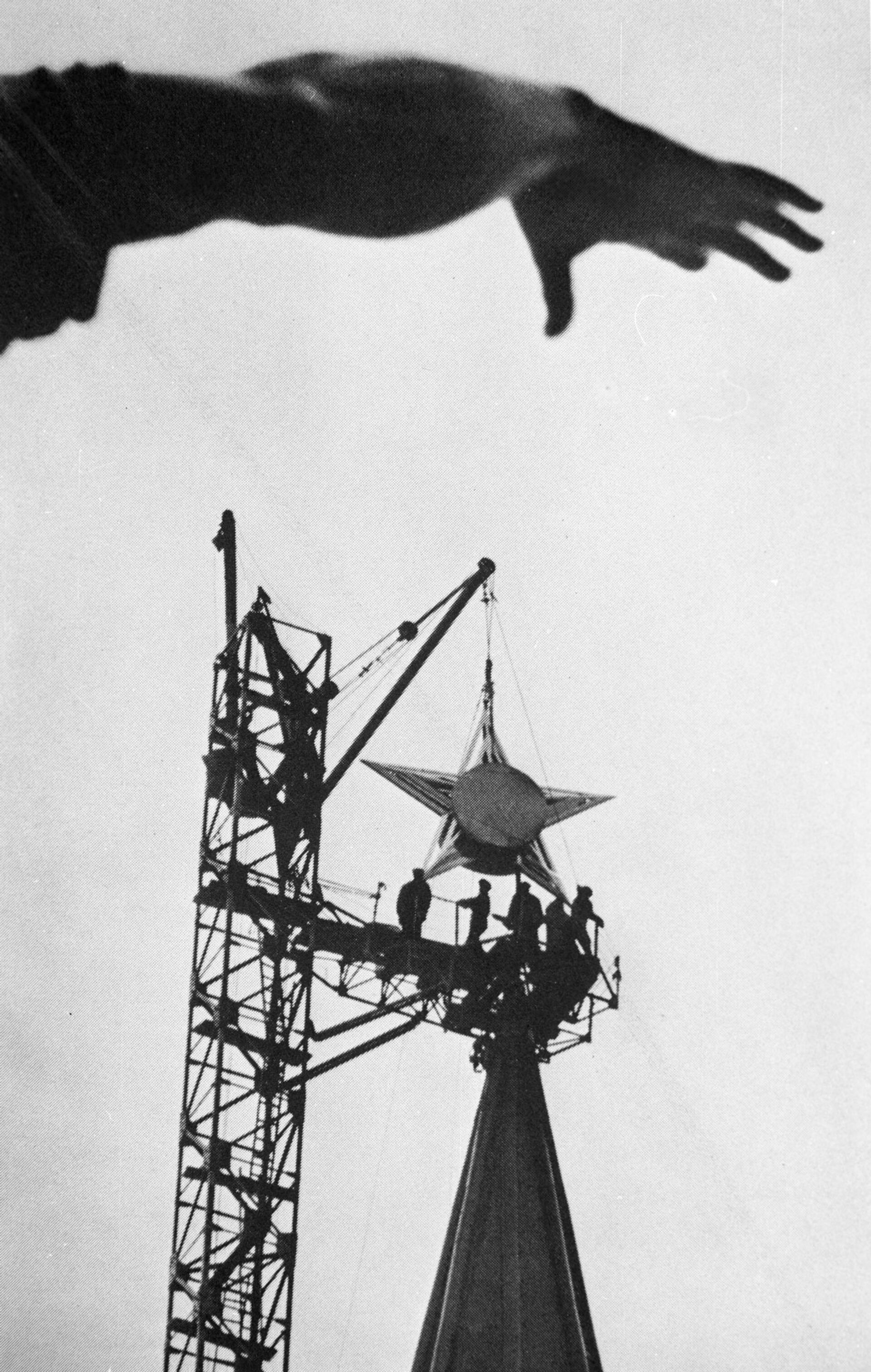 Установка звезды на Спасской башне Кремля - РИА Новости, 1920, 02.11.2020