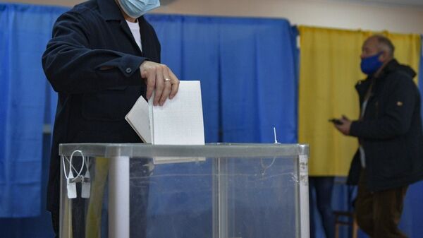 Зеленский голосует на избирательном участке региональные выборы