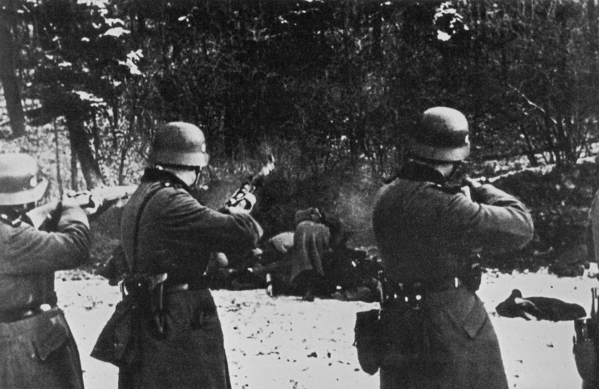 Расстрел польских граждан подразделением вермахта в 1939 году. - РИА Новости, 1920, 20.05.2021