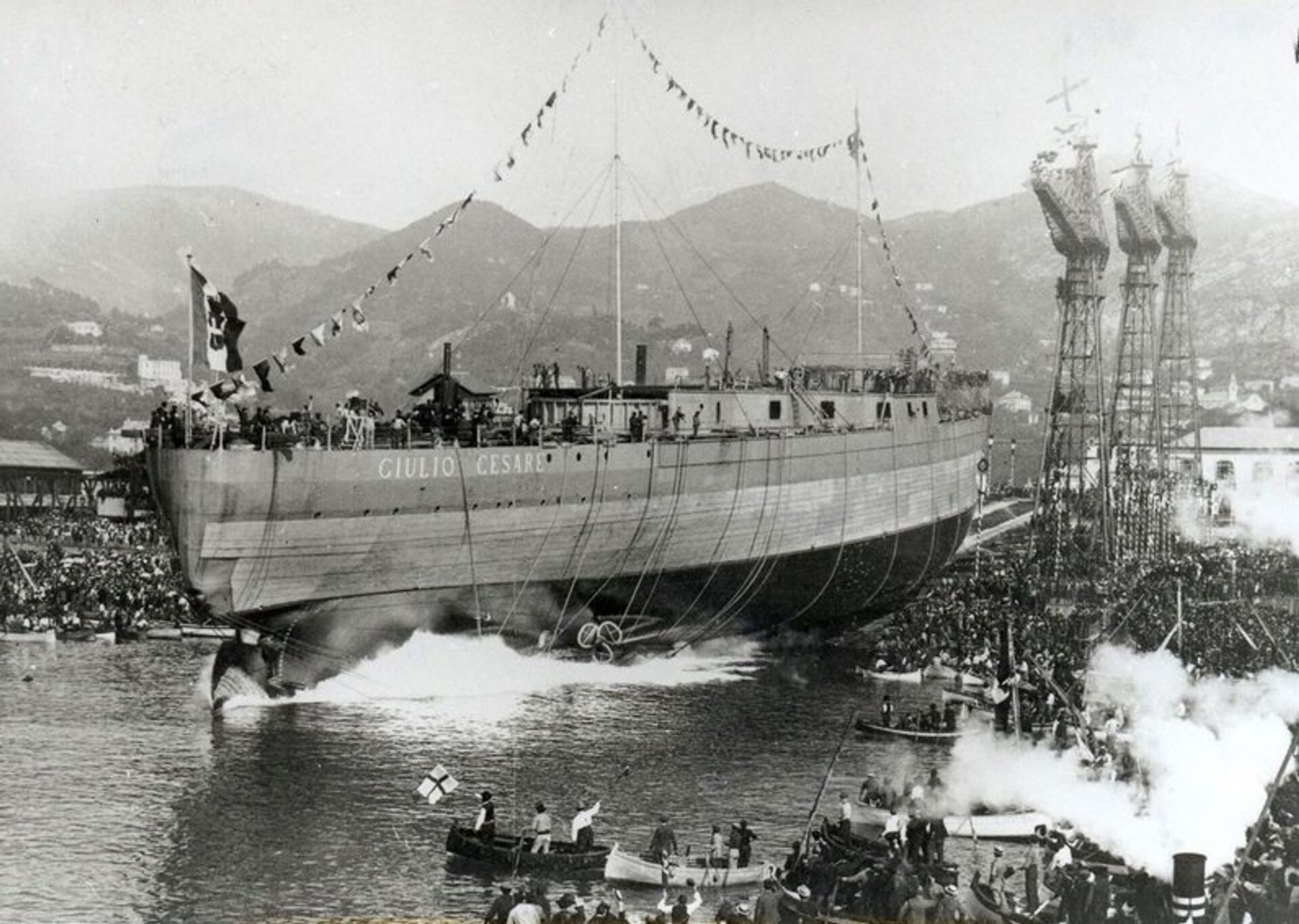 Линейный корабль «Джулио Чезаре» во время спуска на воду на верфи Ансальдо в Генуе. 15 октября 1915 года - РИА Новости, 1920, 29.10.2020