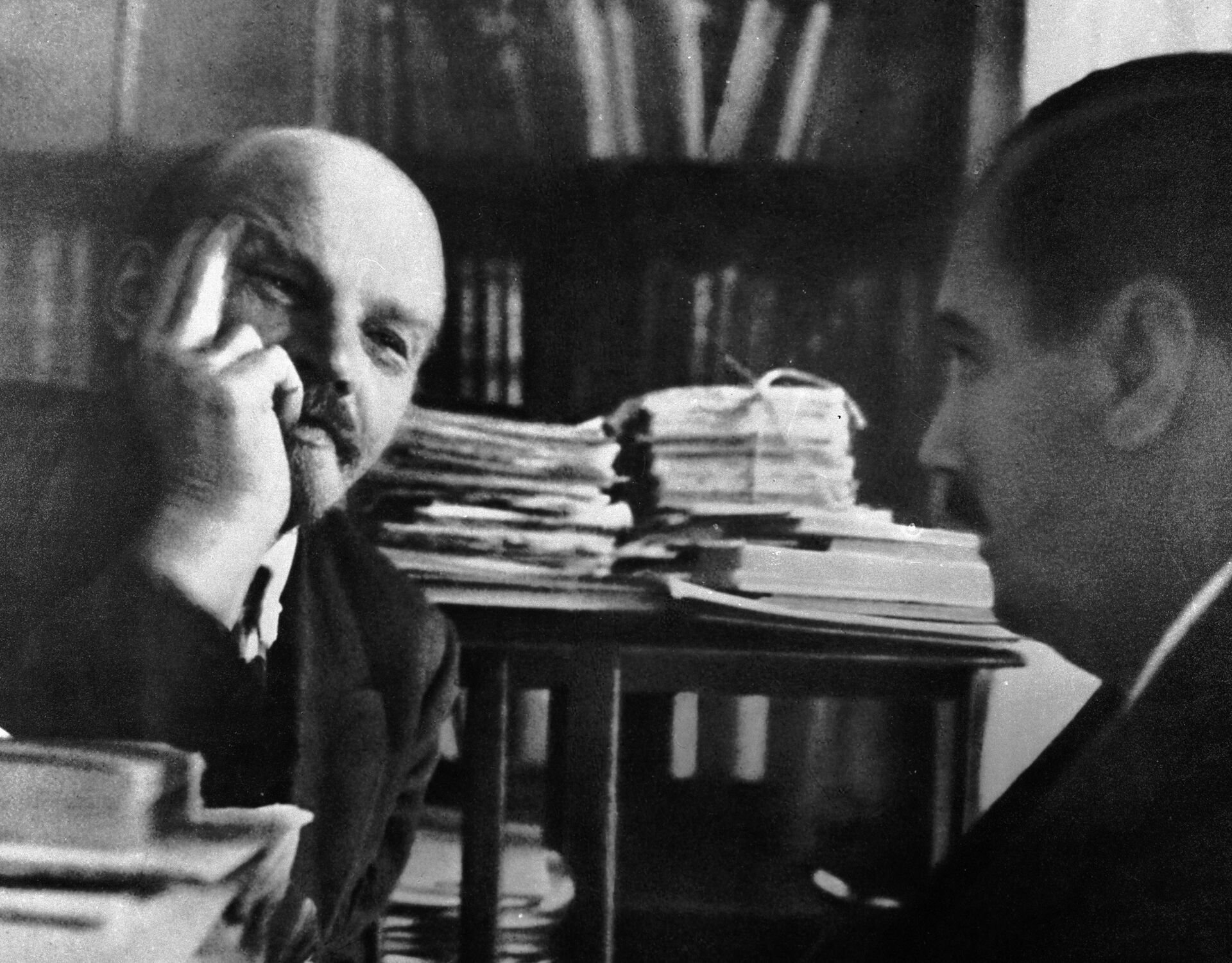 Владимир Ильич Ленин беседует с английским писателем Гербертом Уэллсом 5 октября 1920 года - РИА Новости, 1920, 18.07.2022