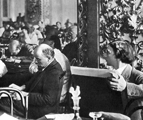 В.И.Ленин на III конгрессе Коминтерна (справа художник И.И.Бродский). Москва, июнь-июль 1921 года / Неизвестный авто