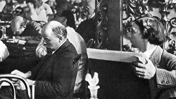 В.И.Ленин на III конгрессе Коминтерна (справа художник И.И.Бродский). Москва, июнь-июль 1921 года / Неизвестный авто