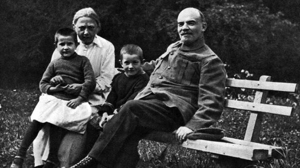 В.И.Ленин и Н.К.Крупская с племянником Ленина Виктором и дочерью рабочего Верой в Горках. Август-сентябрь 1922 года / Неизвестный автор