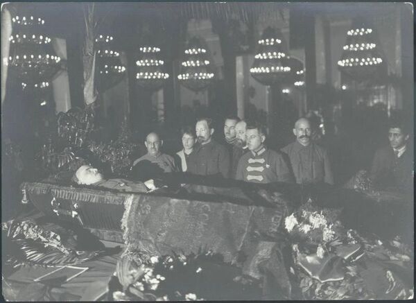 Феликс Дзержинский, Климент Ворошилов у гроба с телом Владимира Ленина, 23 - 27 января 1924 года / Неизвестный автор