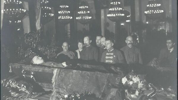Феликс Дзержинский, Климент Ворошилов у гроба с телом Владимира Ленина, 23 - 27 января 1924 года / Неизвестный автор