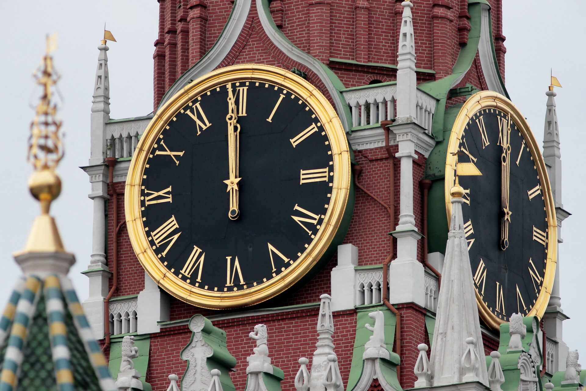 В Москве куранты на Спасской башне московского Кремля временно остановят в связи с плановой заменой колоколов - РИА Новости, 1920, 30.12.2021