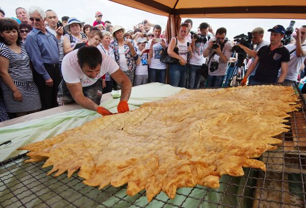 В Крыму испекли самый большой в мире чебурек