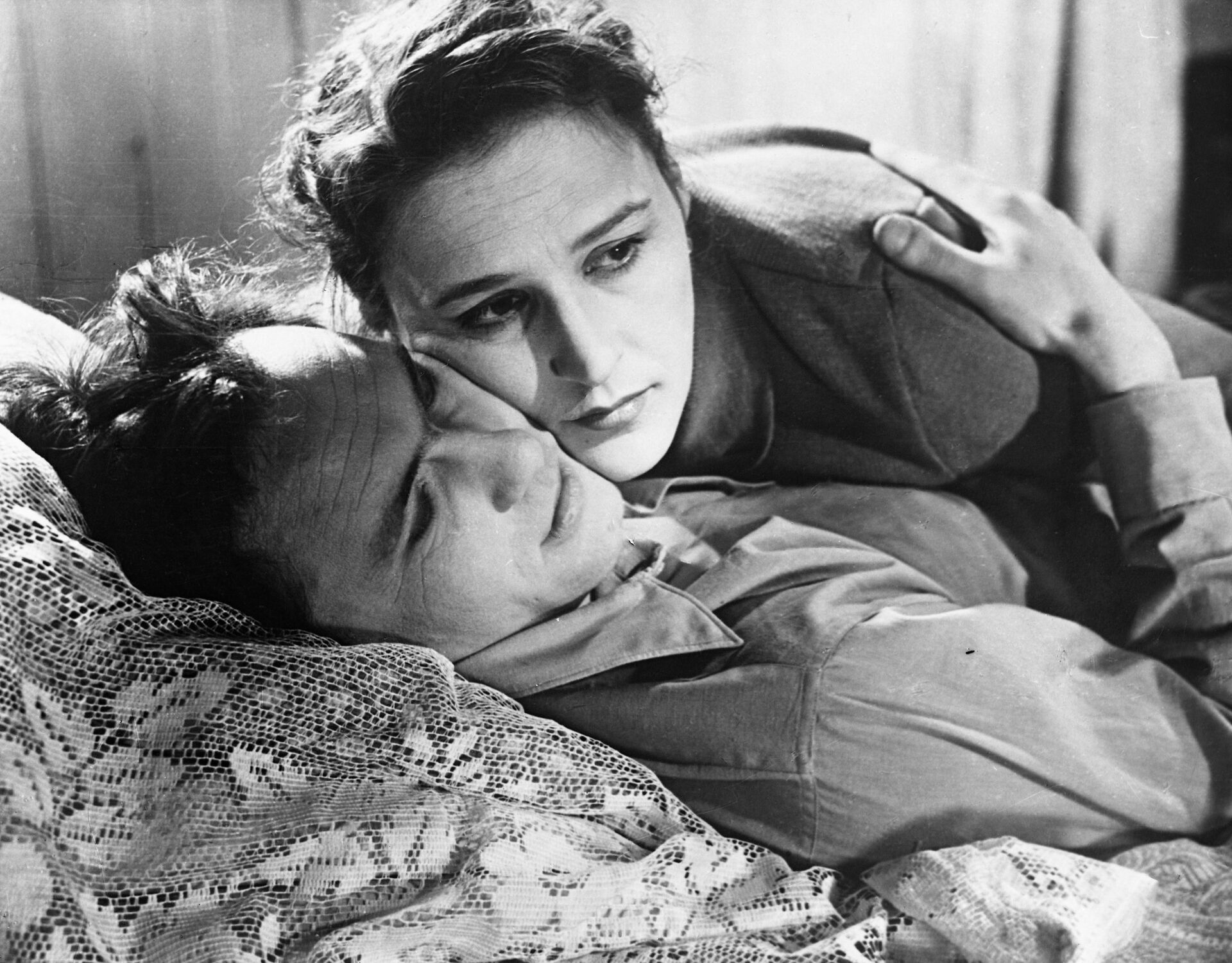 Нонна Мордюкова и Василий Шукшин в фильме Простая история (1960) - РИА Новости, 1920, 22.11.2025