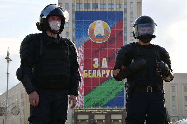 Сотрудники правоохранительных органов во время протестной акции женщин в Минске