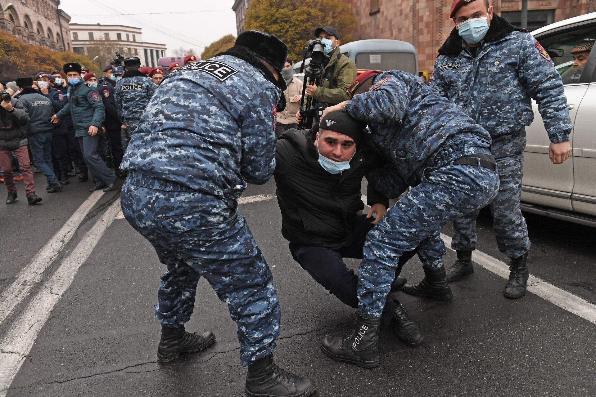 Армения отказалась. Армянская полиция задержала. Протесты в Армении задержания. Полиция Армении заявление.