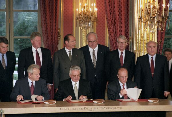 церемония подписания парафированного в Дейтоне мирного соглашения по Боснии и Герцеговине