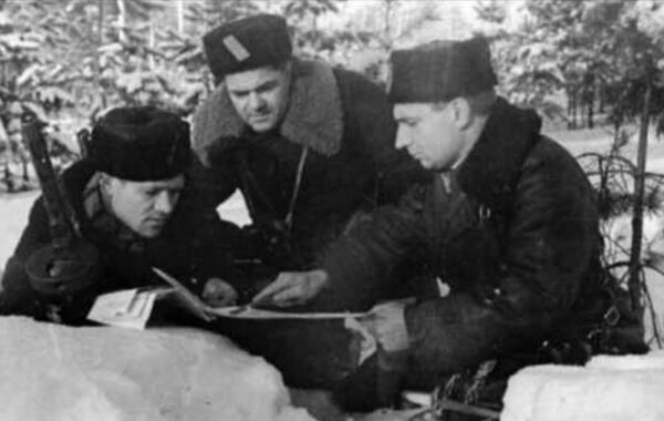 Н.Н. Попудренко и его товарищи за разработкой плана боевой операции