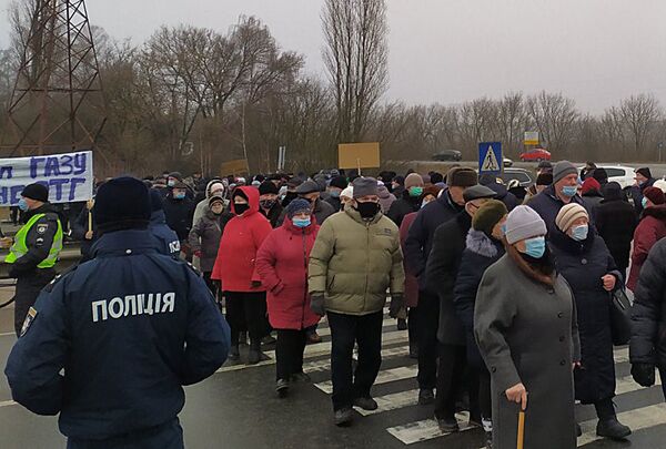 Протестующие перекрыли трассу Киев-Харьков в Полтавской области Украины, выступая против высоких цен на распределение газа