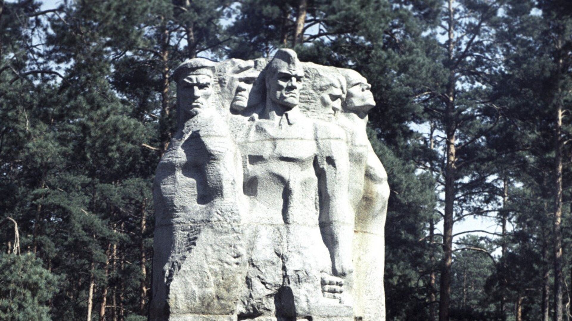 Памятник советским военнопленным Дарницкого лагеря  - РИА Новости, 1920, 26.01.2023