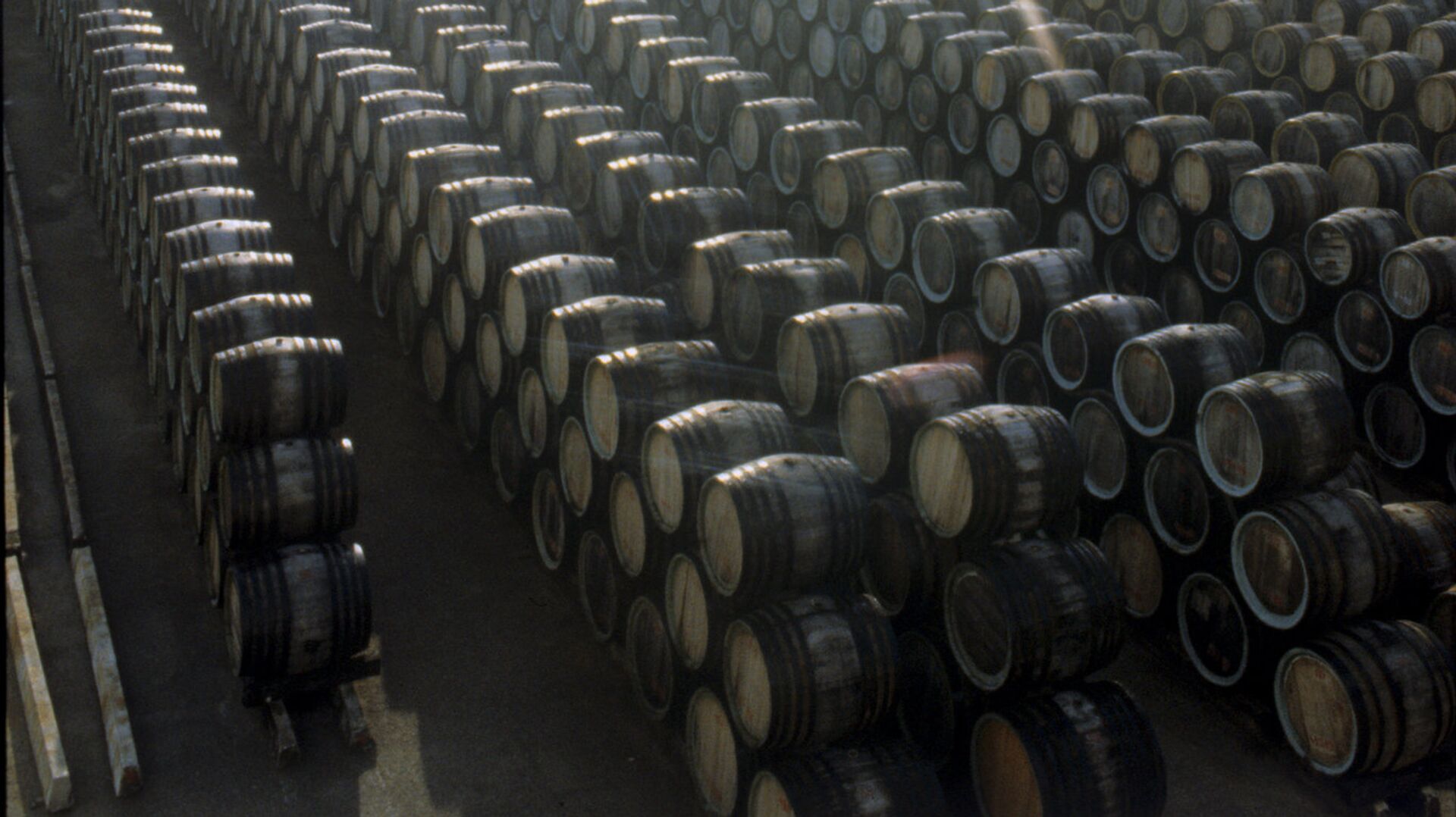 Дубовые бочки с вином на мадерной площадке Совхоза-завода Коктебель. Дубовые бочки с вином на мадерной площадке Совхоза-завода Коктебель. - РИА Новости, 1920, 26.01.2021