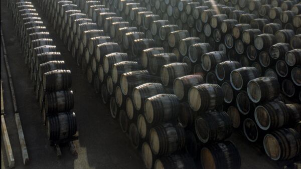 Дубовые бочки с вином на мадерной площадке Совхоза-завода Коктебель. 