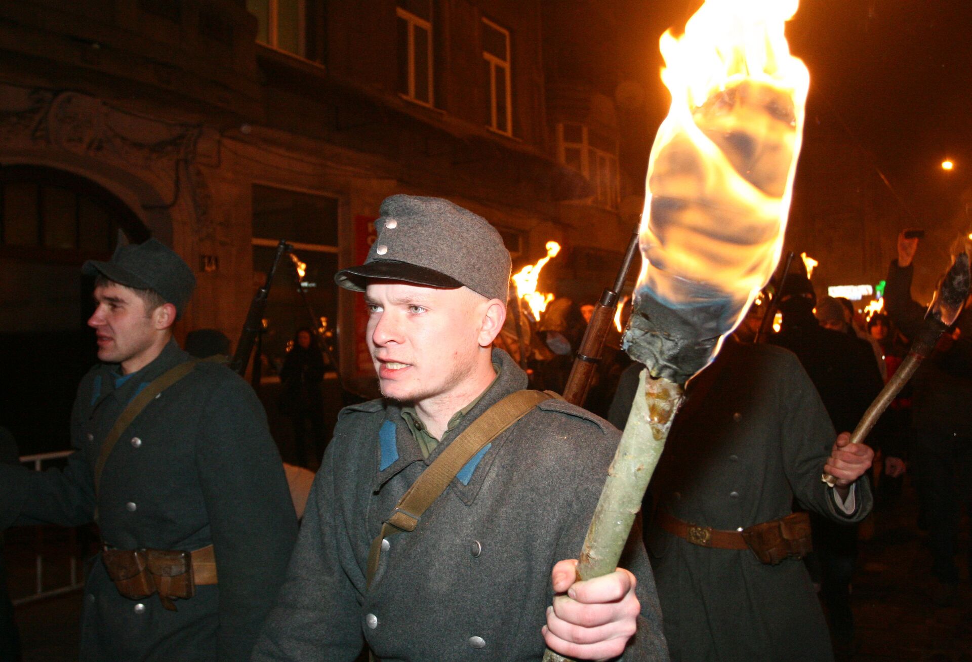 Факельное шествие в память о погибших под Крутами прошло во Львове - РИА Новости, 1920, 05.06.2022