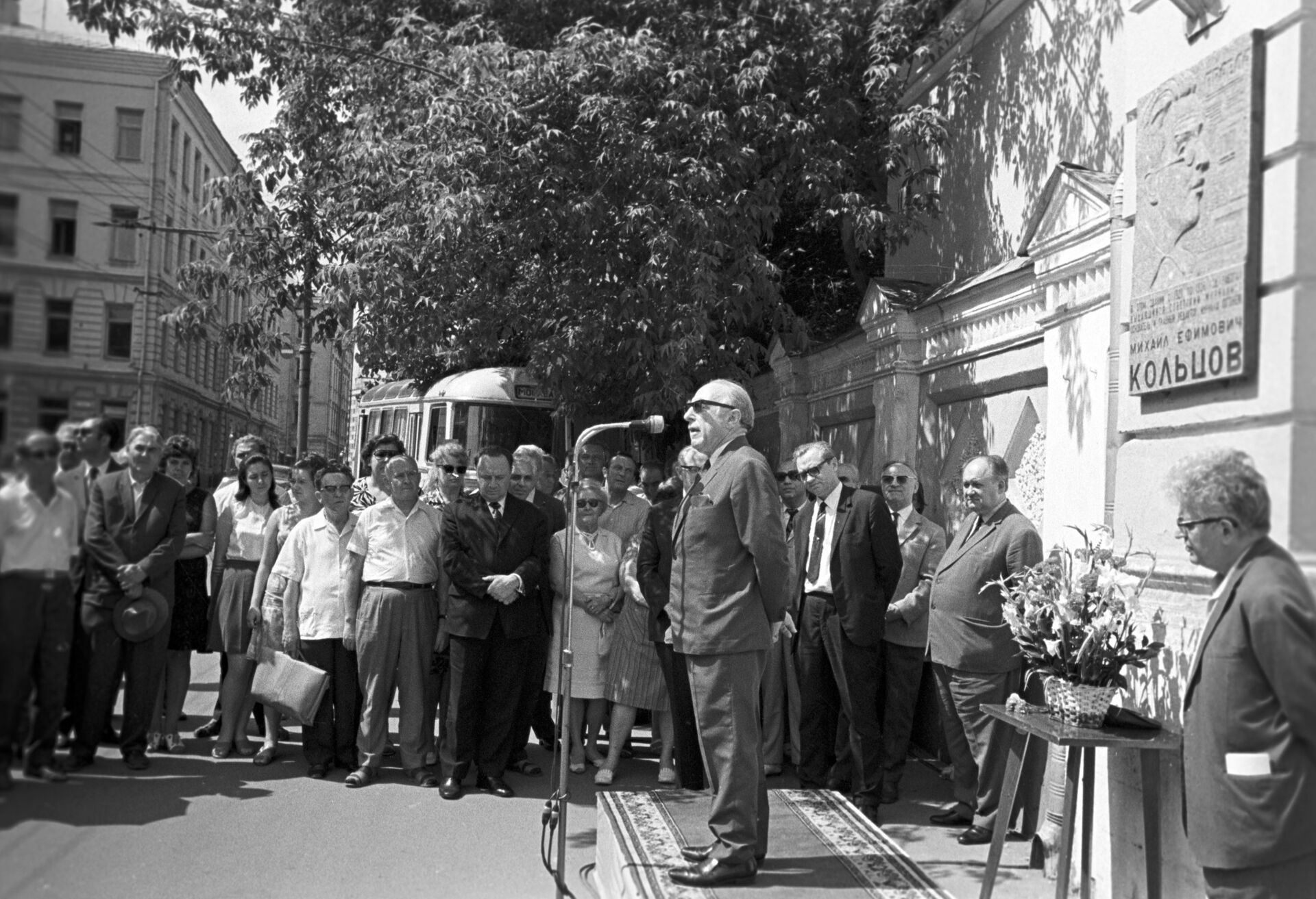 Борис Ефимов выступает на открытии мемориальной доски своему брату Михаилу Кольцову Борис Ефимов выступает на открытии мемориальной доски своему брату Михаилу Кольцову - РИА Новости, 1920, 01.02.2021