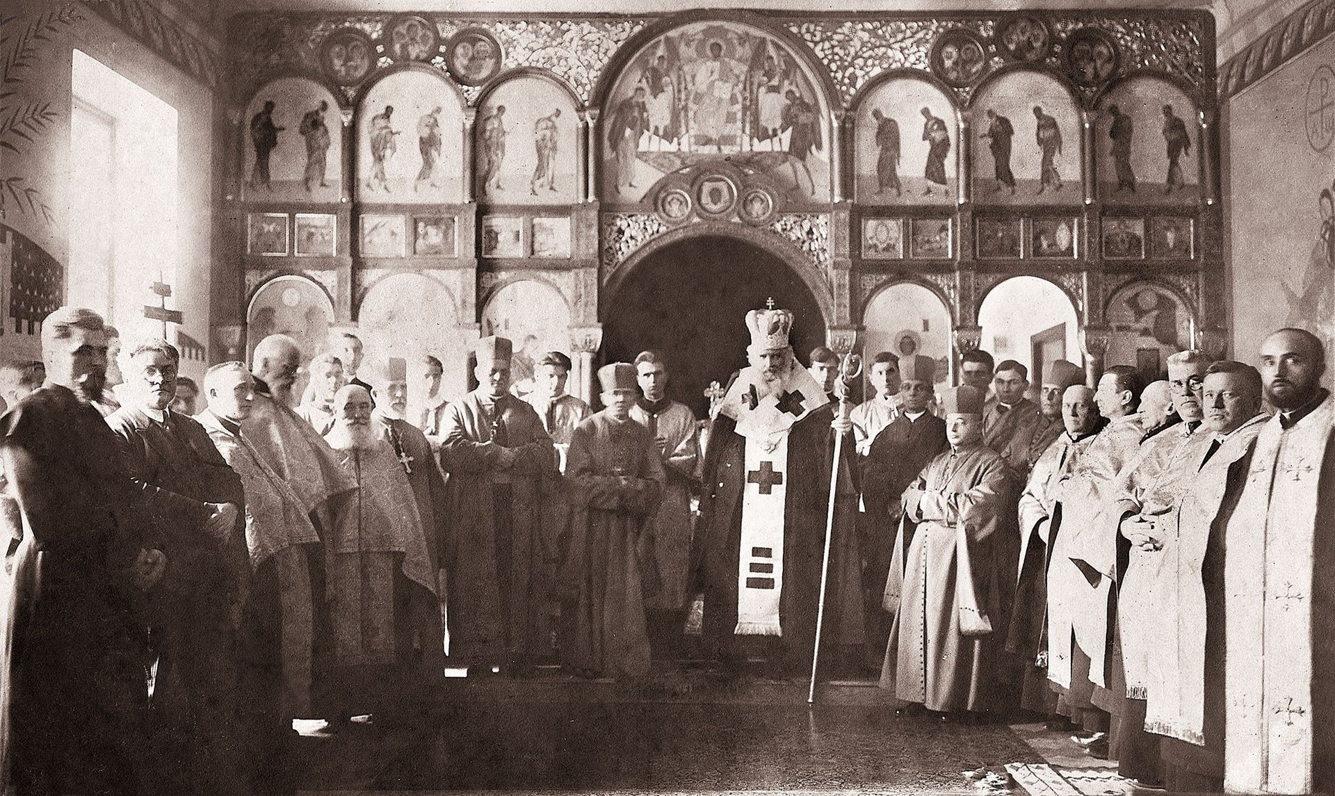 Митрополит Андрей Шептицкий на освящении часовни (1929). Последние слева - Иосиф Слепой и П.И.Холодний Митрополит Андрей Шептицкий на освящении часовни (1929). Последние слева - Иосиф Слепой и П.И.Холодний - РИА Новости, 1920, 26.08.2026