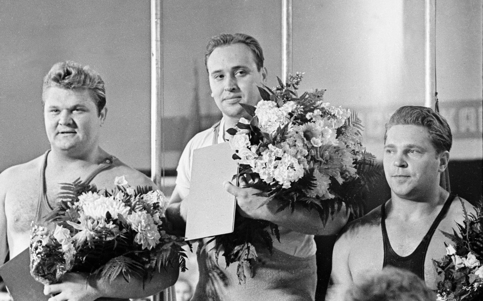 Леонид Жаботинский (слева), Юрий Власов (в центре) - РИА Новости, 1920, 29.11.2025