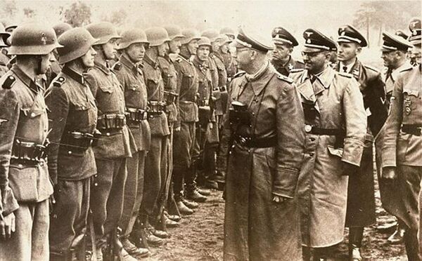 Рейхсфюрер Гиммлер инспектирует украинскую дивизию СС Галичина