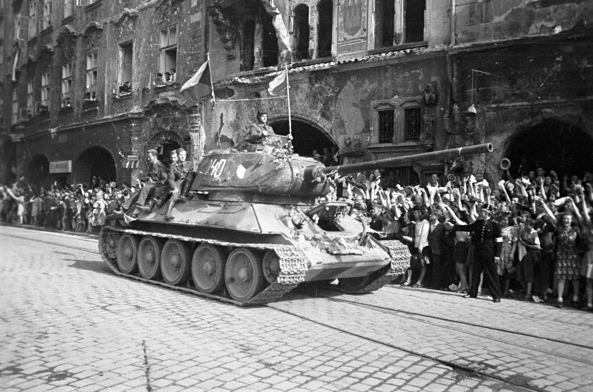 Жители Праги приветствуют советских танкистов. - РИА Новости, 1920, 10.05.2021