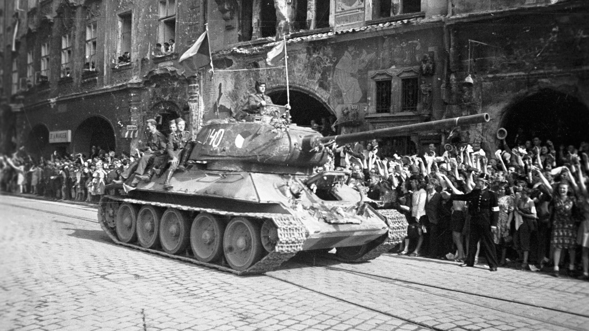 Жители Праги приветствуют советских танкистов. - РИА Новости, 1920, 10.05.2021