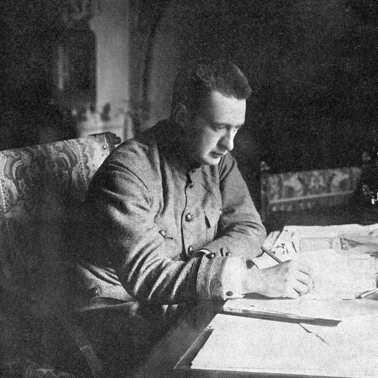 Вопросы керенскому. Керенский 1917 в платье. Побег Керенского из зимнего дворца. Александр Керенский в платье. Керенский Александр Федорович в платье.