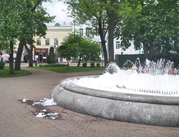 Киев фонтан на Контрактовой площади моющее средство пена