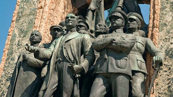 Монумент «Республика», площадь Таксим, Стамбул. Кемаль Ататюрк, слева от него – Климент Ворошилов и Семен Аралов