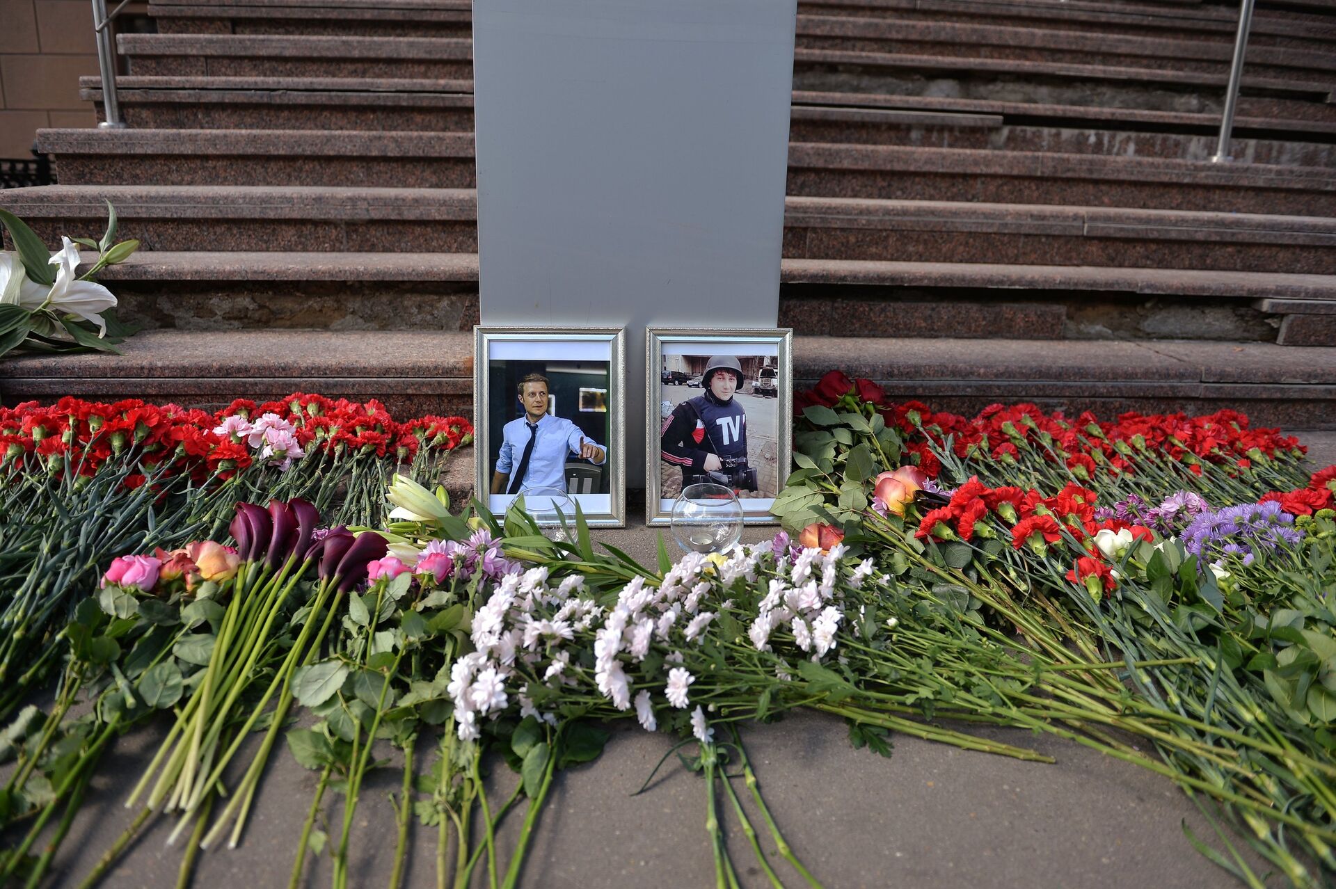 Цветы у здания ВГТРК в память о погибших журналистах - РИА Новости, 1920, 17.06.2021
