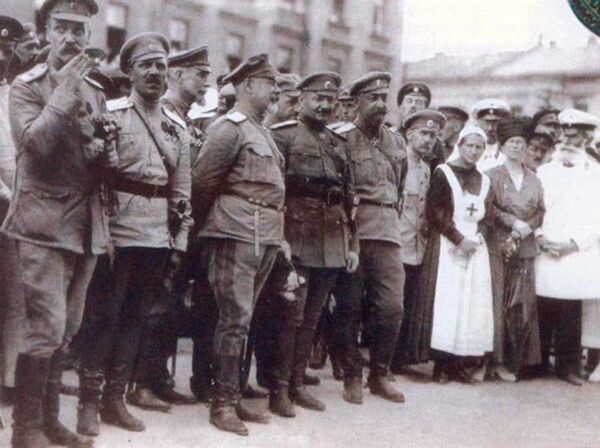Генералы Деникин и Романовский (в центре) во взятом белыми Харькове, 5 июля 1919