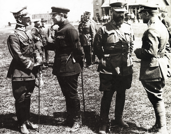 Польский генерал Антоний Листовский, главный атаман войск УНР Симон Петлюра, украинские полковники Владимир Сальский, Марко Безручко (слева направо)